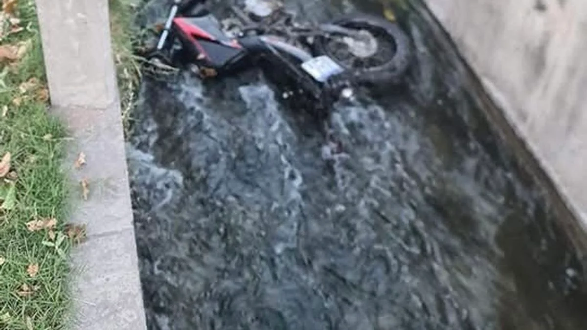 Motociclista sufrió un accidente y terminó con su moto dentro de un canal