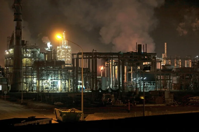 Guerra en Medio Oriente: postal de la zona petroqu&iacute;mica bombardeada por Estados Unidos e Israel.