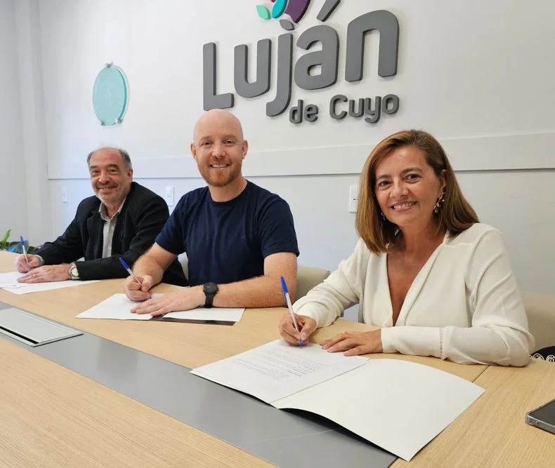 El intendente de Luj&aacute;n, junto a autoridades de la Universidad Champagnat.&nbsp;