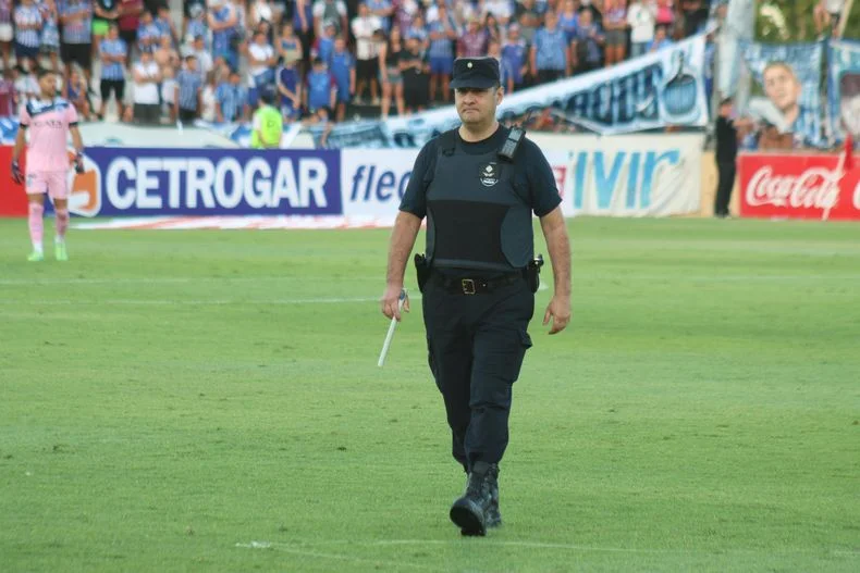 El proyectil que suspendió el partido de Godoy Cruz.