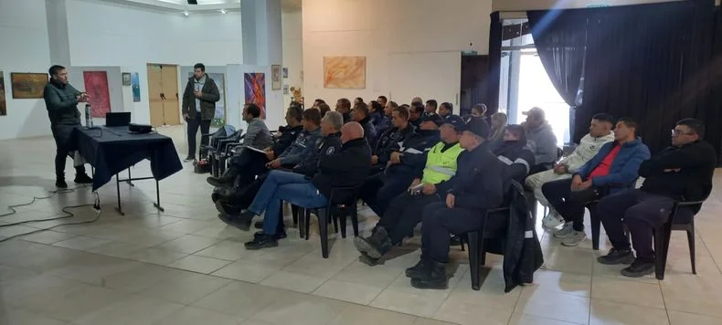 El director de Miner&iacute;a, Jer&oacute;nimo Shantal, en la capacitaci&oacute;n de polic&iacute;as de Uspallata.&nbsp;