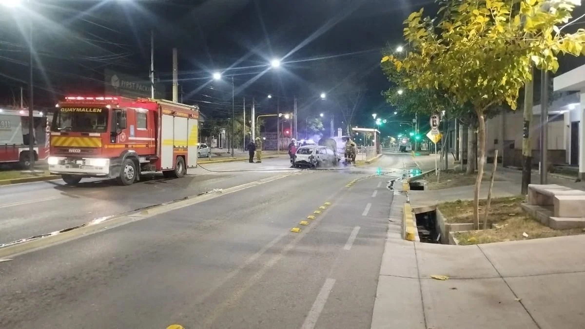 Conductor alcoholizado chocó contra una parada de micros en Guaymallén y el auto se incendió