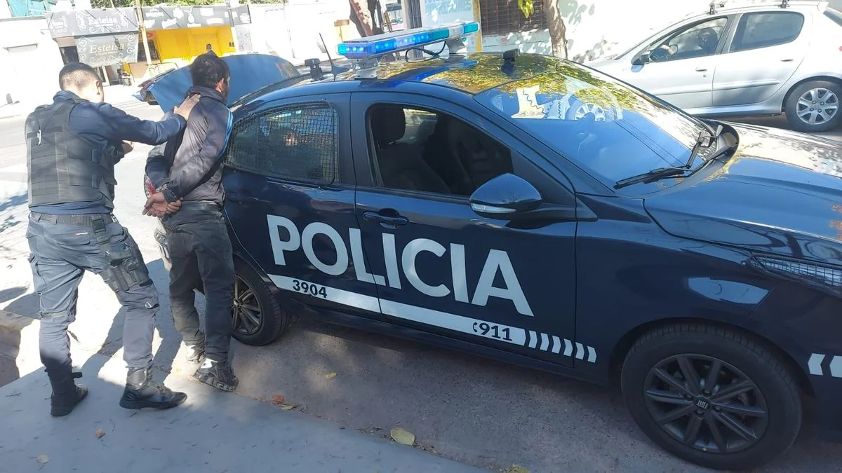 Lo vieron en actitud sospechosa y quedó detenido: qué tenía adentro de la mochila