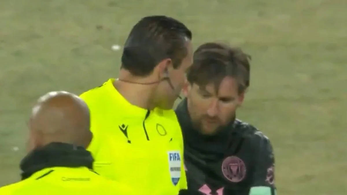 Un árbitro mexicano le pidió un autógrafo a Lionel Messi y fue sancionado por la Concacaf