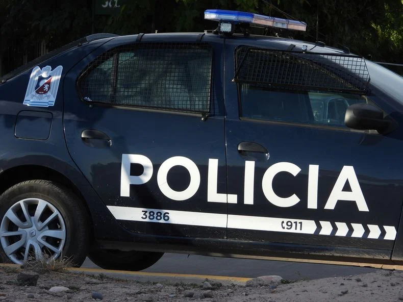 La polic&iacute;a lleg&oacute; al lugar en Luj&aacute;n, alertados por un asesinato.