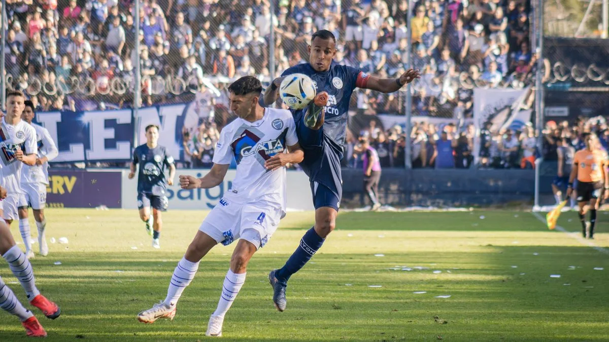 Independiente Rivadavia y Godoy Cruz igualaron sin goles en un clásico caliente