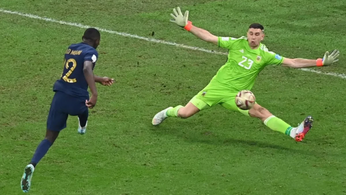 La "víctima" del Dibu Martínez en la final de Qatar que se fue limpiado del Mundial