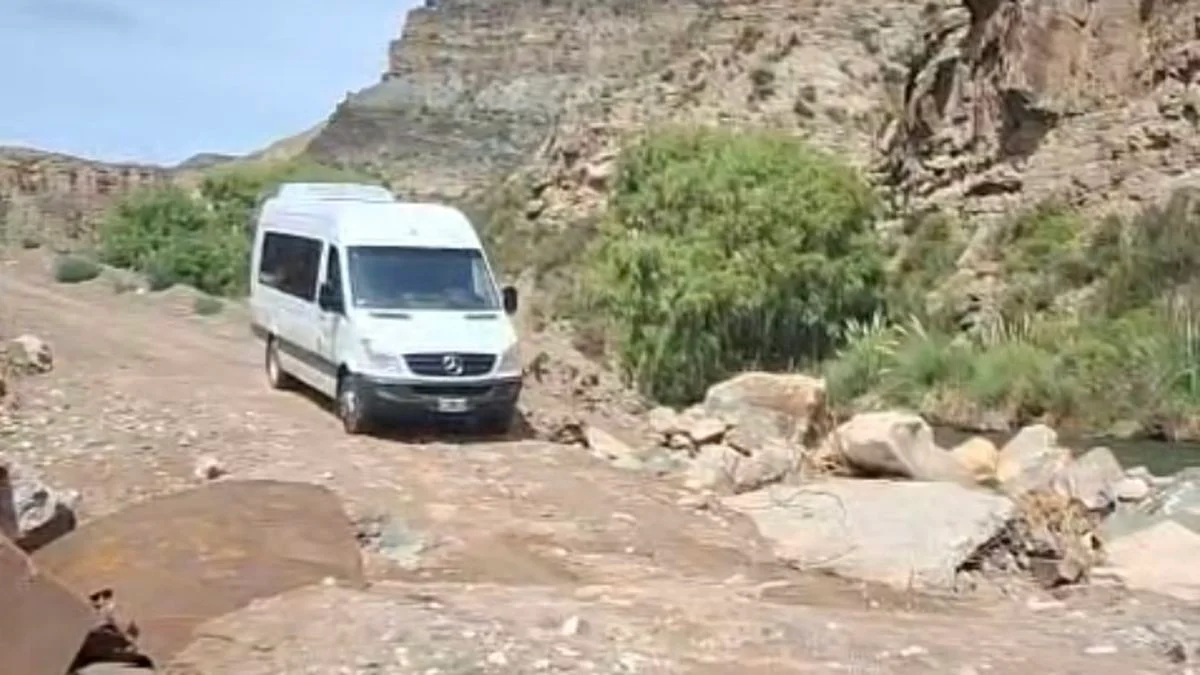 Guías de turismo debieron "nivelar" con sus manos el camino del Cañón del Atuel