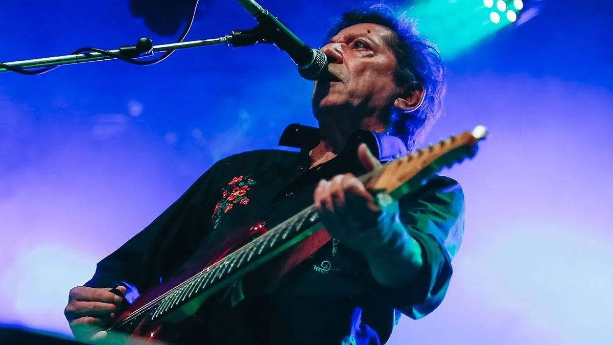 Investigan a Julio Moura, el guitarrista de Virus, por la muerte de su pareja