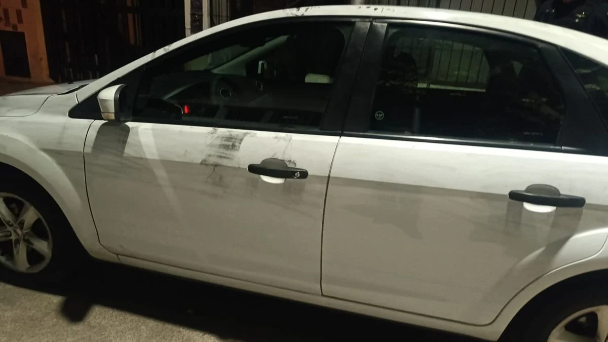 Sexta Sección: dos detenidos luego de robar en un auto estacionado en la vía publica