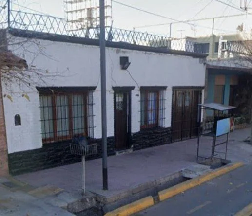 Frente de la casa baleada en Guaymallén. Tres policías acusados por encubrimiento del crimen.