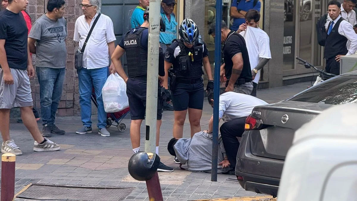 Un custodio del gobernador Cornejo frustró el robo de una moto en pleno centro de Mendoza