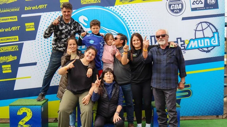 Pipo, su familia y Pancho Toujas, su mec&aacute;nico (arriba a la izquierda), celebraron la corona.&nbsp;