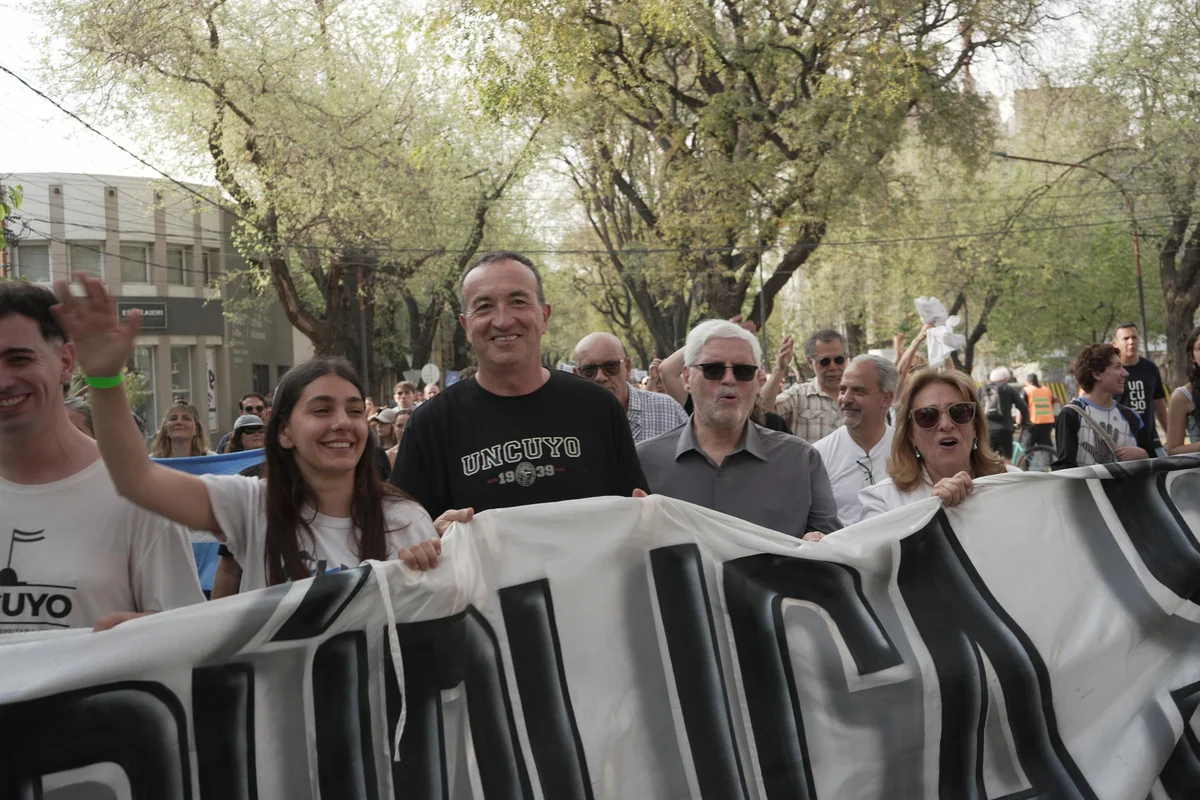 Miles de personas marcharon en Mendoza por la defensa de la universidad pública