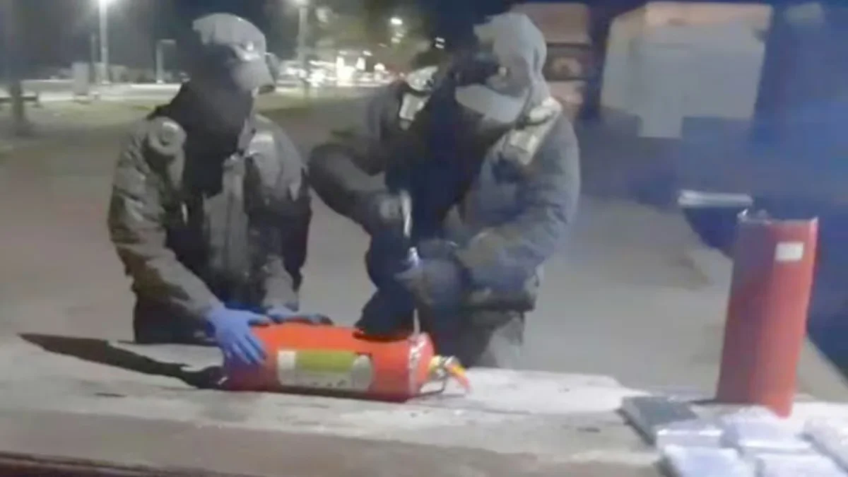 Rellenó dos matafuegos con 12 kilos de cocaína y lo detectaron cuando los traía en un micro a Mendoza