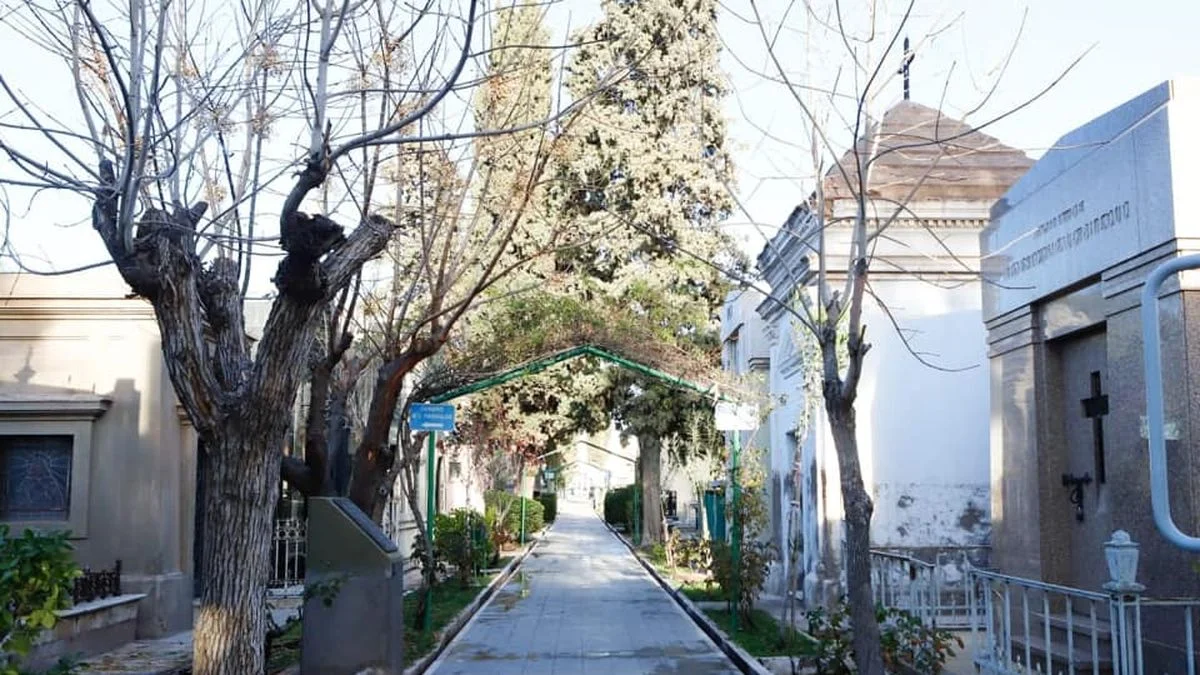 Detienen a una pareja acusada por robar en lápidas del cementerio de Maipú