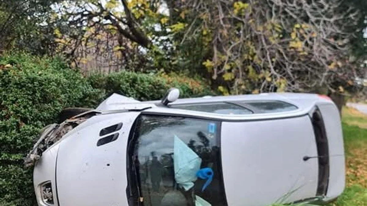 Vuelco en San Rafael: madre e hija cayeron a una zanja con su auto