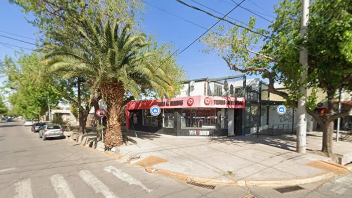 Delincuentes reventaron una vidriera para robar un comercio de bebidas en Godoy Cruz: quedaron detenidos