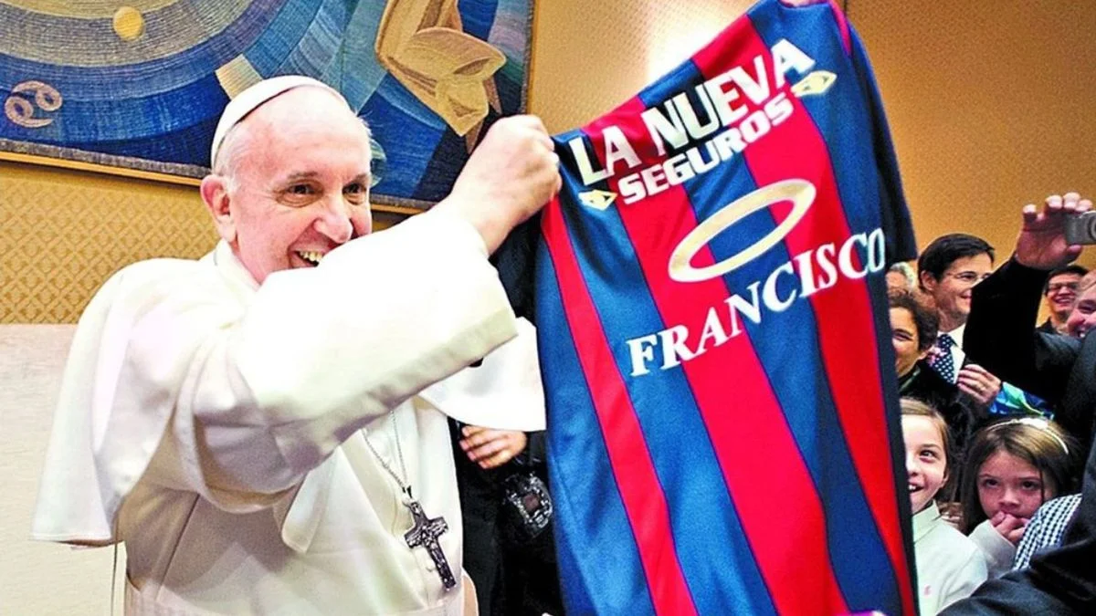 "Siempre cuervo": el conmovedor posteo de San Lorenzo al papa Francisco y cómo lo despidió el mundo del fútbol