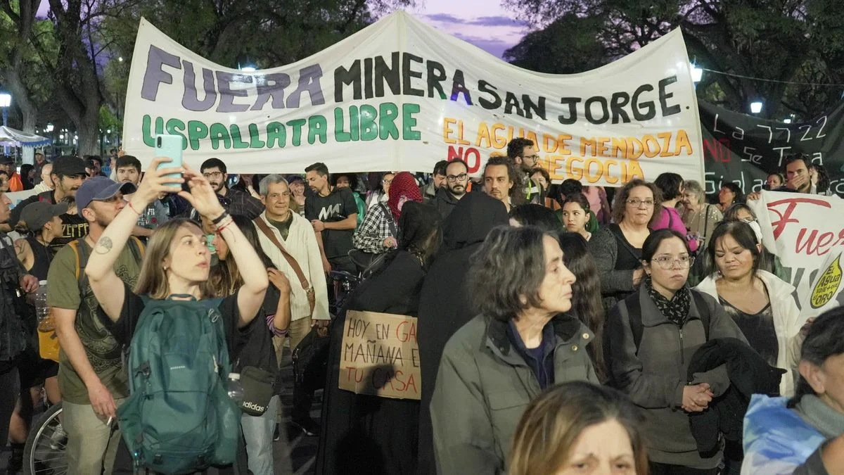 La tumba canela de la UCR y el PJ es la coreo más impactante del escenario minero