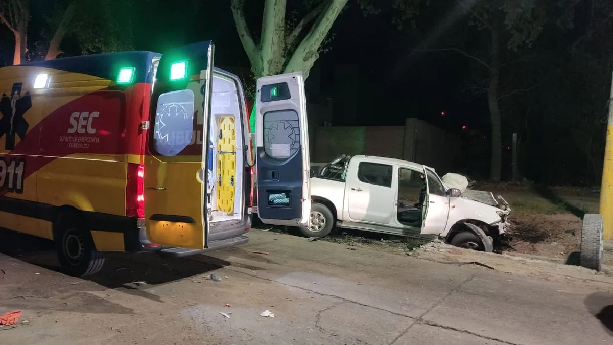 Una camioneta y un colectivo chocaron en Luján: trasladaron de urgencia a dos personas al Hospital Central