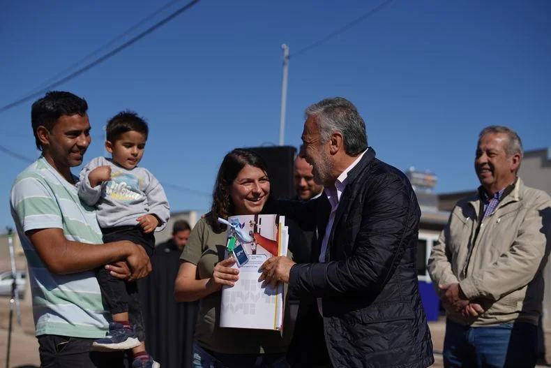 El gobernador Alfredo Cornejo en la entrega de viviendas en Jun&iacute;n.&nbsp;