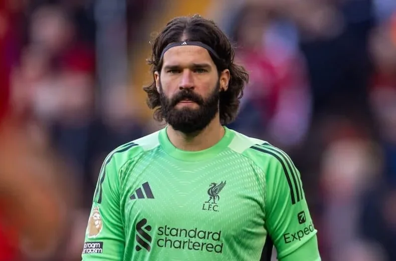 Alisson Becker se iría a la Juve y Dibu al Liverpool.