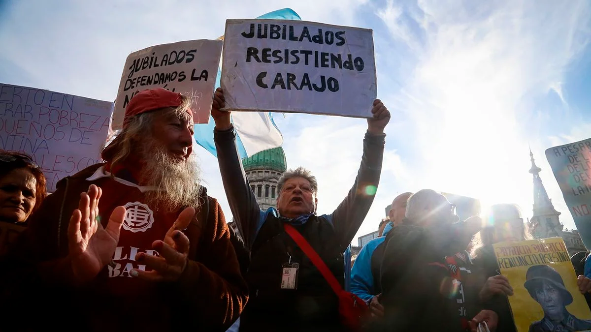 Tensión en la marcha de jubilados: incidentes, gases y fuerte rechazo al veto presidencial