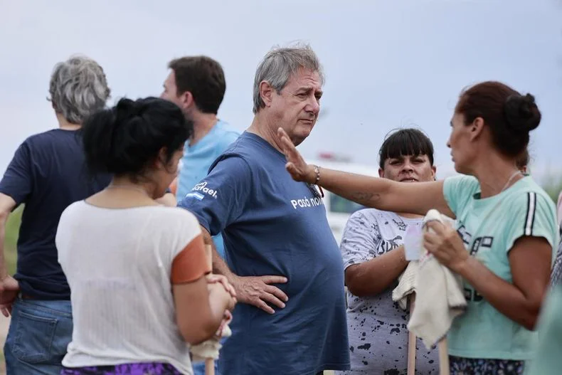 Omar Félix visitó a las familias afectadas por las fuertes lluvias.