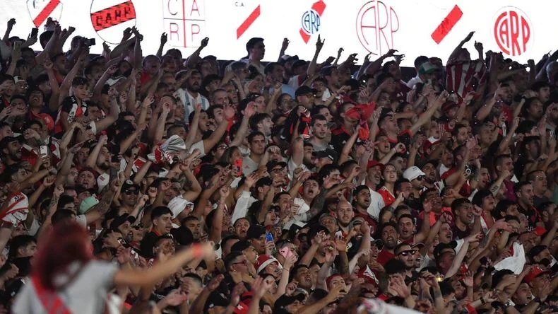 El gui&ntilde;o de Conmebol a River antes de comenzar la Copa Libertadores.