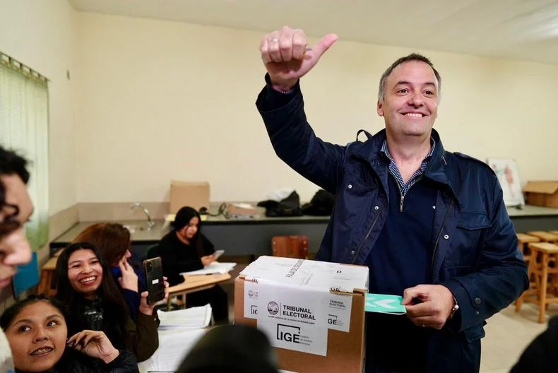 Manuel Adorni le gan&oacute; la pulseada a Leandro Santoro.