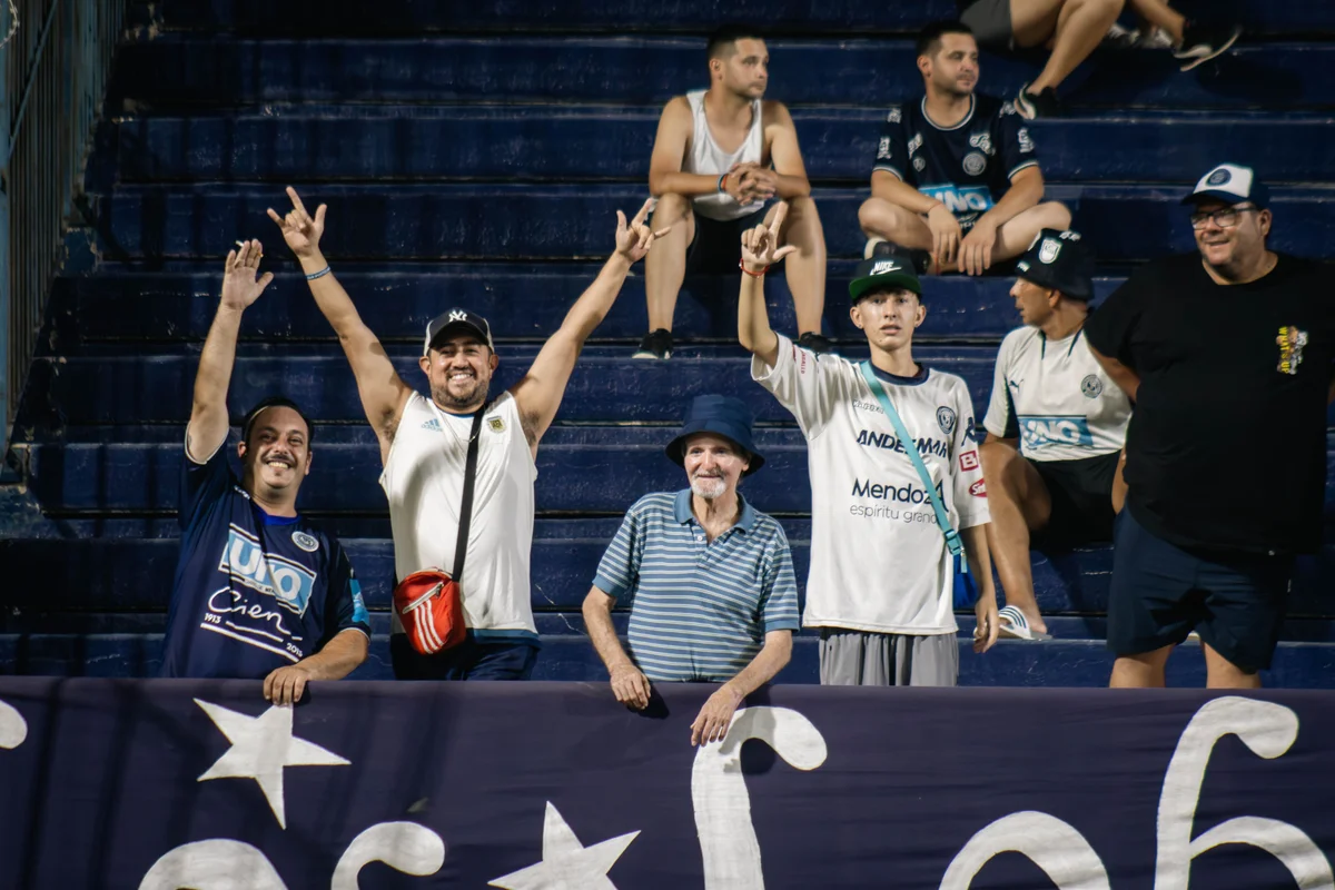 Hinchada Independiente Rivadavia - Lepra (18).jpg