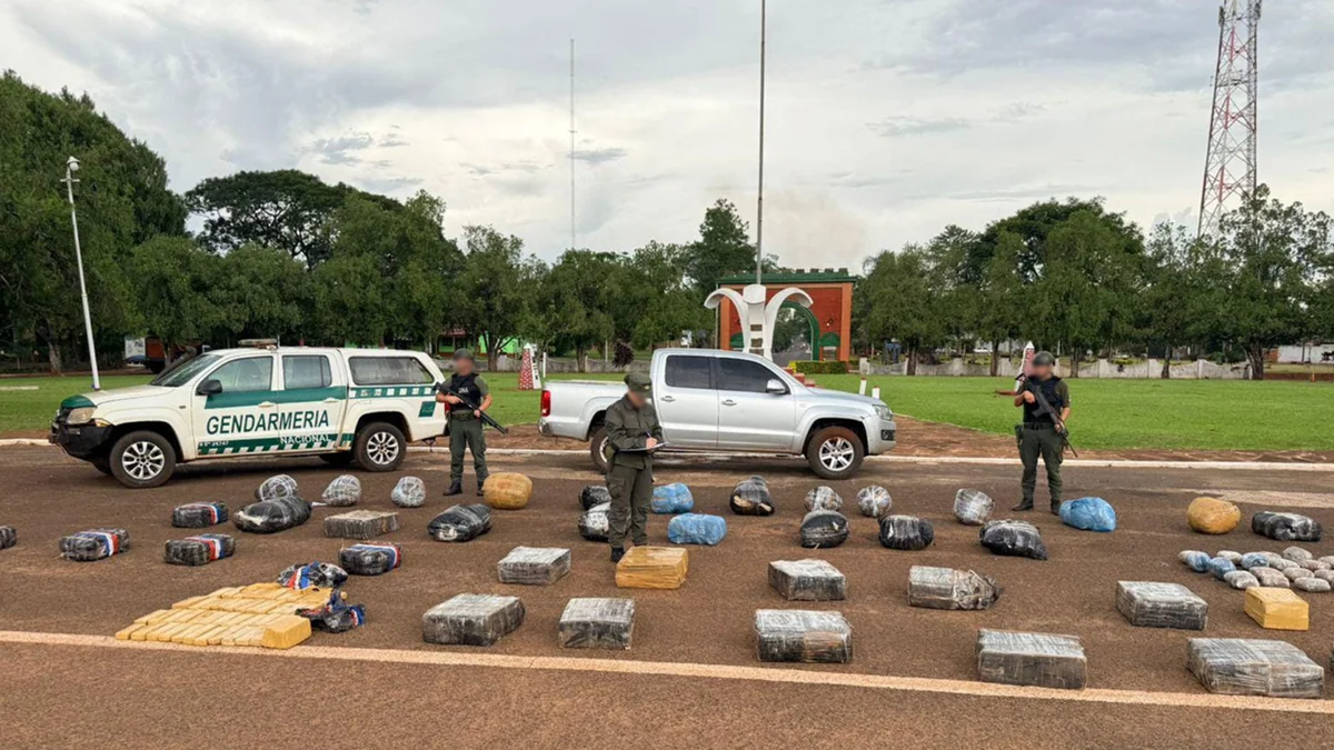 Narcos huyeron y dejaron una camioneta con más de 700 kilos de marihuana