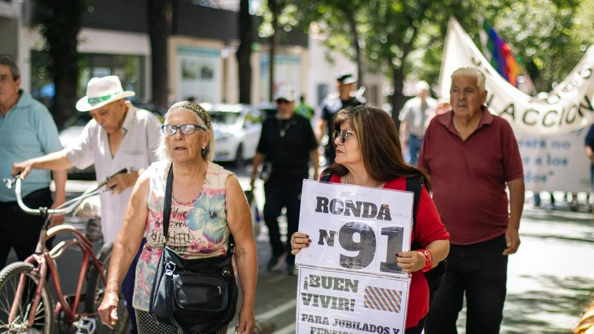 Jubilados de Mendoza persisten en las calles contra el ajuste: "El bono ya debería ser de 170 mil pesos"