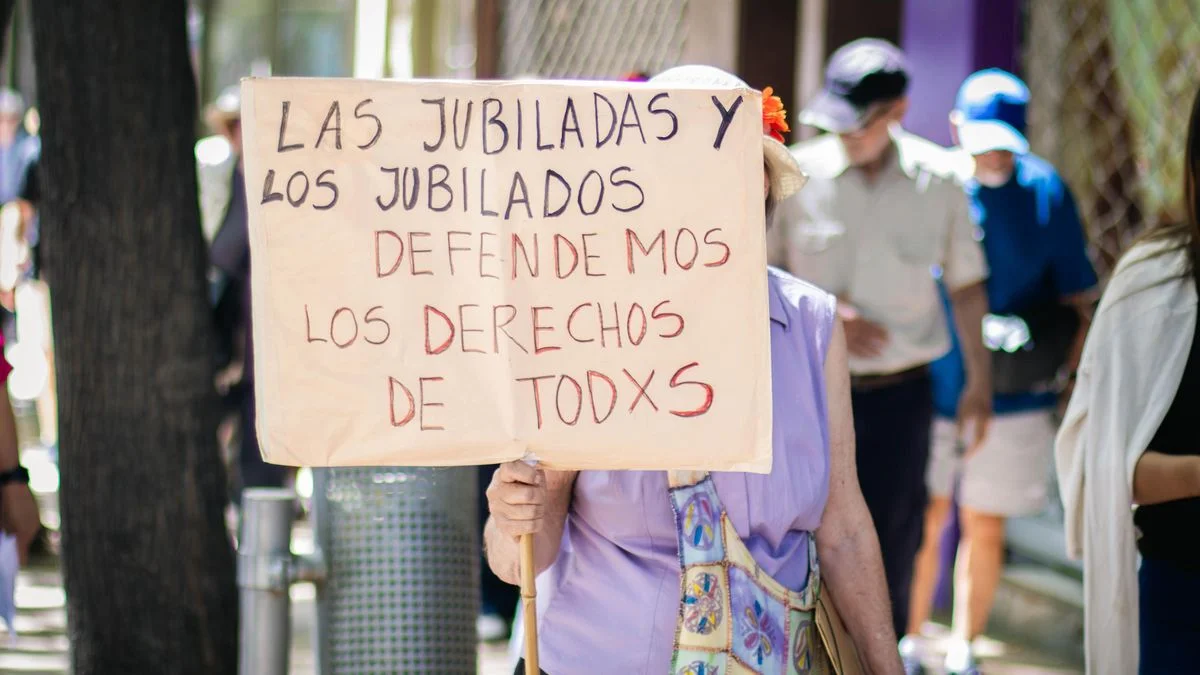 El poder de compra de los jubilados cayó casi el 30% en la era Milei