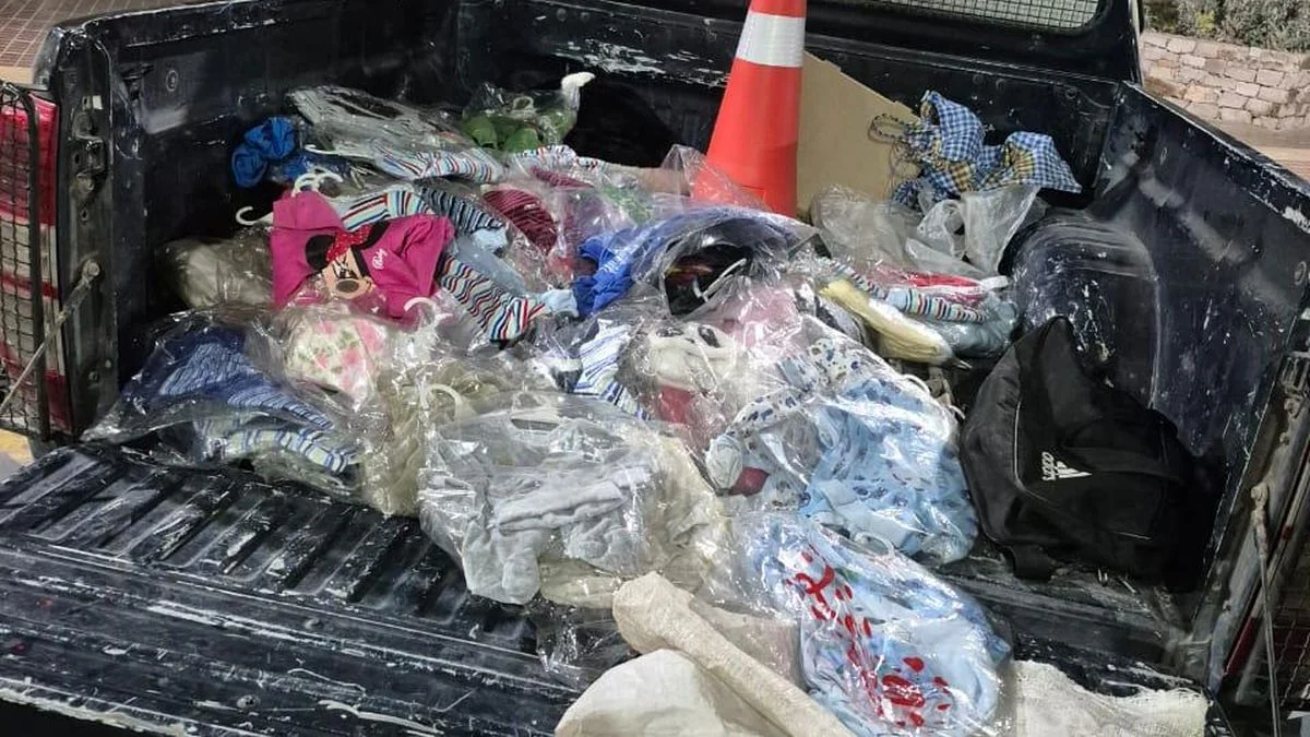 Dos menores robaron ropa de un local comercial en Maipú y los aprehendieron cuando escapaban