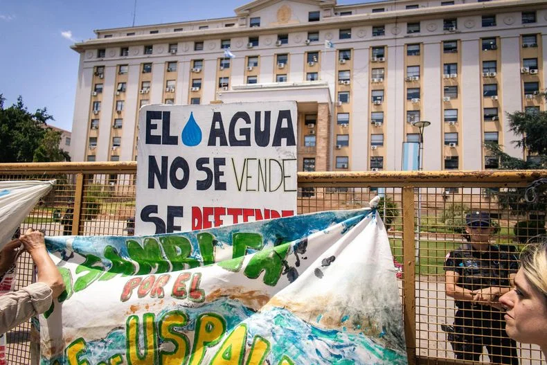 El gobierno niega legitimidad a la oposición a la minería: la ministra Latorre contra una pintada