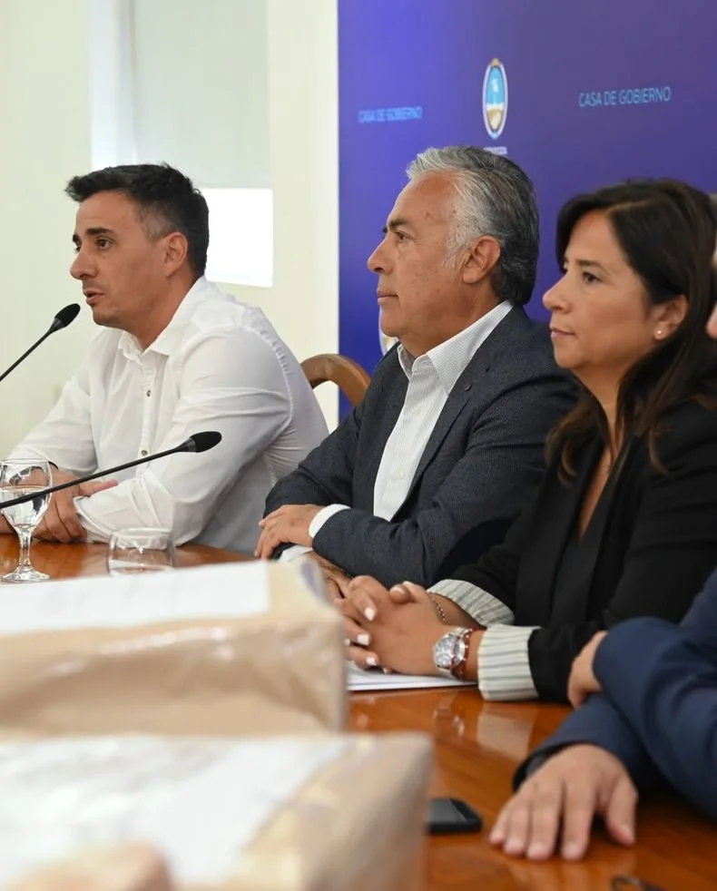 El intendente de Guaymall&eacute;n, Marcos Calvente, junto al gobernador Alfredo Cornejo en la apertura de sobres del Acceso Este.&nbsp;