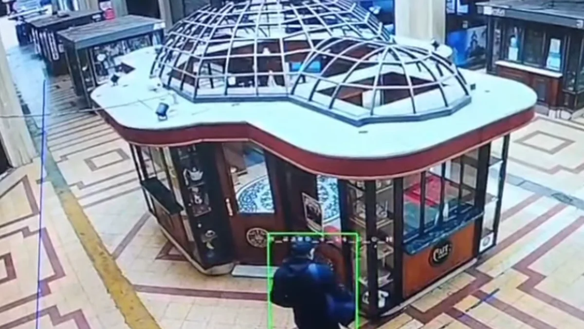 Robo en Ciudad: un hombre forzó una vitrina y se llevó objetos de valor de un café
