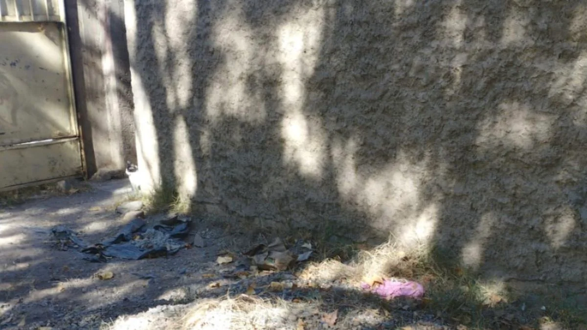 Conflicto entre vecinos e indigentes terminó con una bolsa de materia fecal en un patio