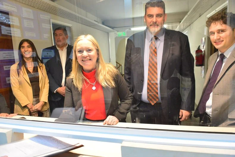 La vicegobernadora Hebe Casado, junto al presidente Provisional del Senado, Martín Kerchner; la senadora radical Natacha Eisenchlas, el senador Duilio Pezzutti y el secretario legislativo Lucas Faure. 