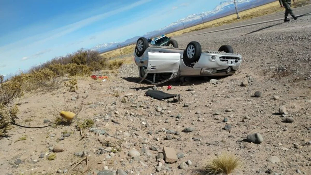 Accidente en Malargüe: una pareja de turistas volcó cuando se dirigía a Las Leñas