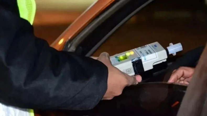 Accidente con un auto volcado en el acceso Este. El conductor estaba alcoholizado