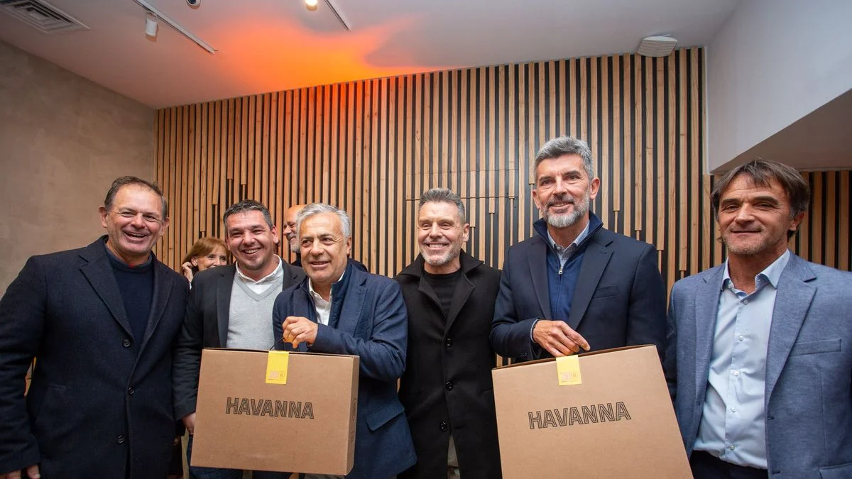Cornejo y Ulpiano Suárez festejaron con los dueños de un conocido café que cumplió 20 años
