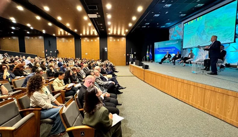 El gobernador Alfredo Cornejo est&aacute; en Brasil participando de actividades relacionadas a fertilizantes.&nbsp;