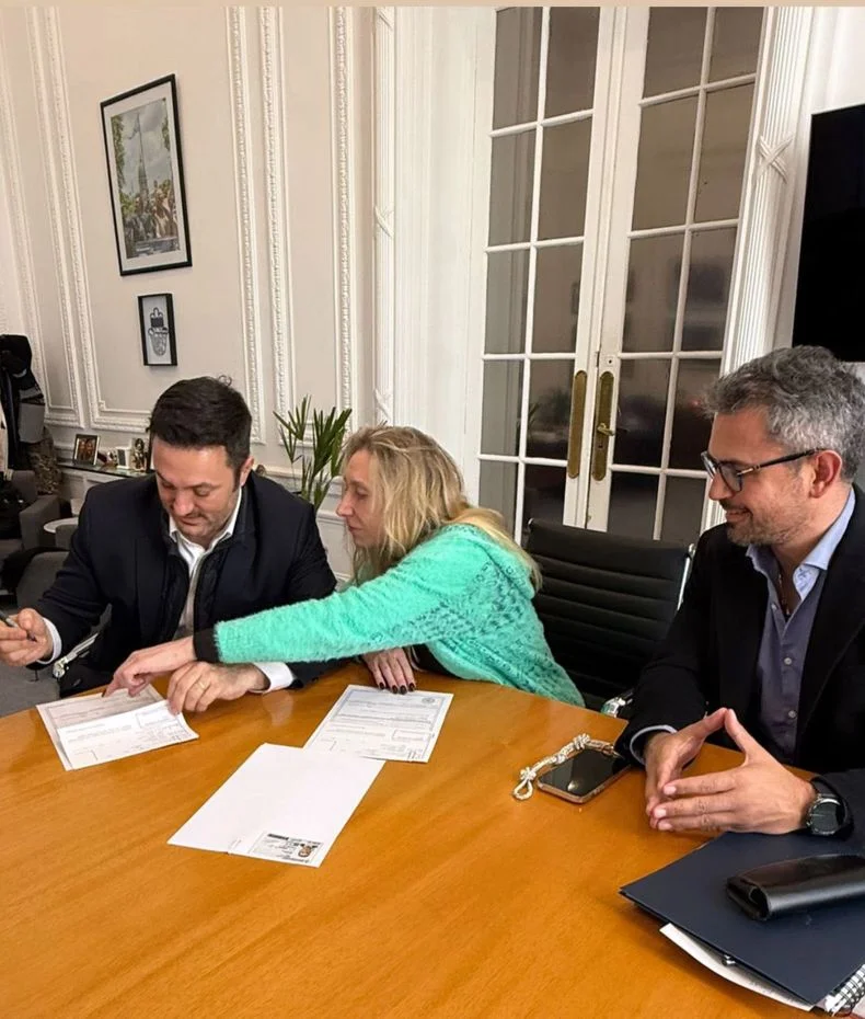 Luis Petri firma la afiliaci&oacute;n a La Libertad Avanza junto a Karina Milei y Mart&iacute;n Menem.&nbsp;
