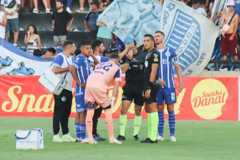 Yael Falcón Pérez suspendió Godoy Cruz - Talleres.