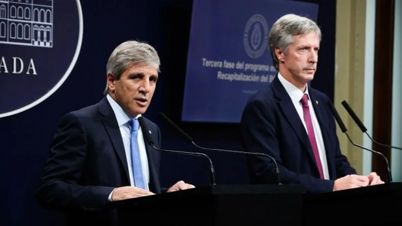 Caputo y el presidente del Banco Central, Santiago Bausili, anunciaron un acuerdo para pagar deuda.