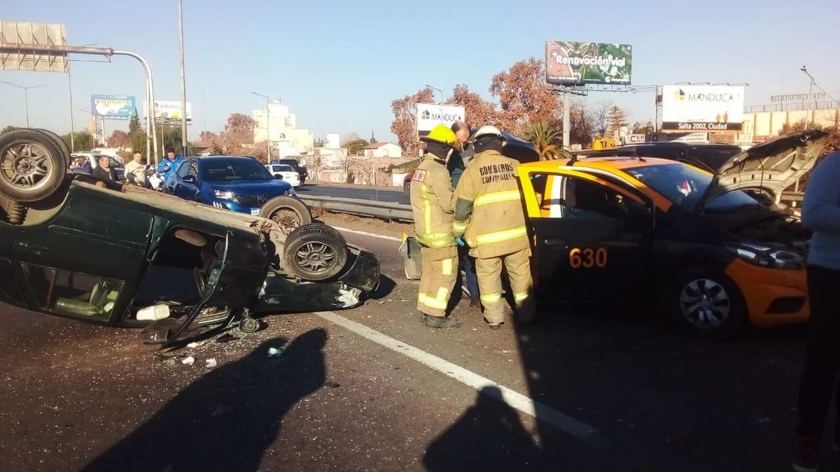 Un vuelco provocó un choque en cadena y caos en el Acceso Este: tres heridos