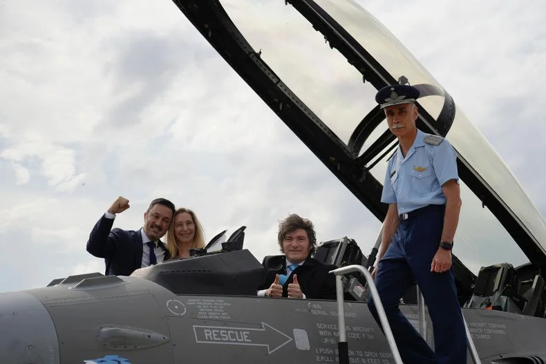 Luis Petri, Karina Milei y Javier Milei en la presentaci&oacute;n de los aviones F-16. La licitaci&oacute;n de un avi&oacute;n para la Fuerza A&eacute;rea desat&oacute; un esc&aacute;ndalo. &nbsp;